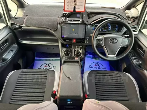 Toyota Voxy 2015
