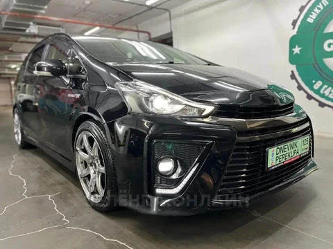 Toyota Prius Alpha 2016