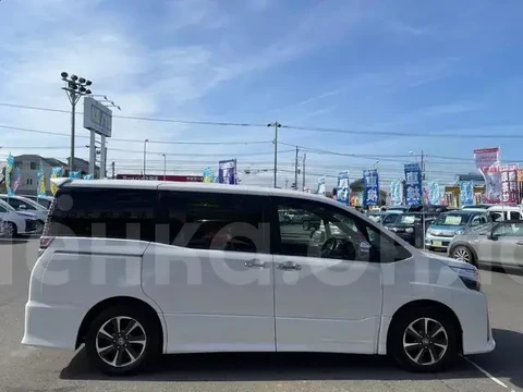 Toyota Voxy 2020