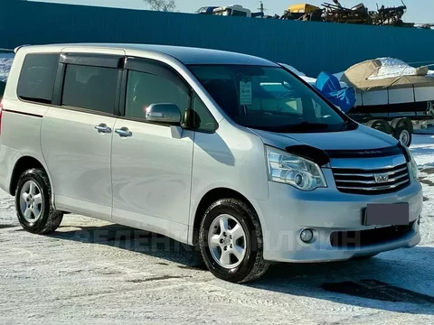 Toyota Noah 2012