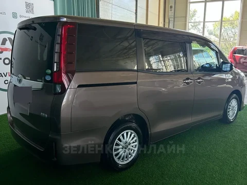 Toyota Noah 2014