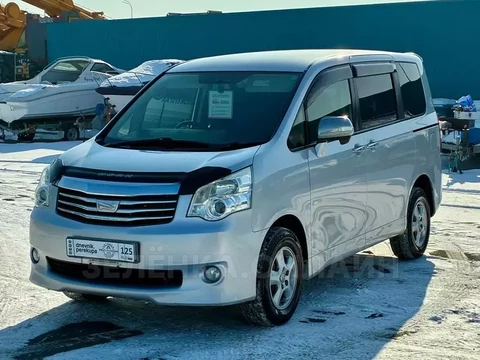 Toyota Noah 2012
