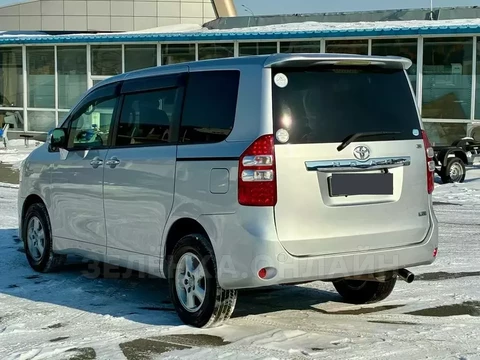 Toyota Noah 2012