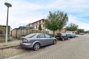 припаркованные паралельно авто возле дома