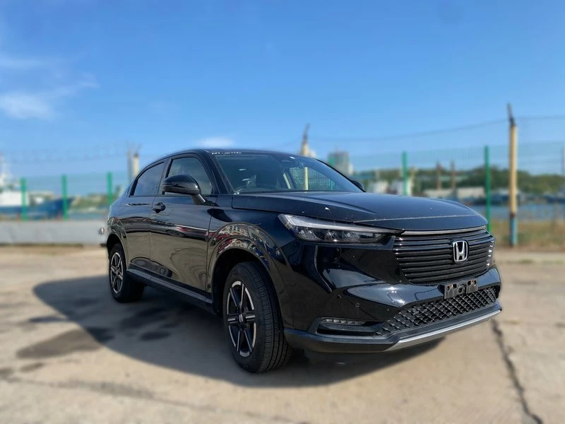 хонда везель черного цвета 2020 года на фоне моря