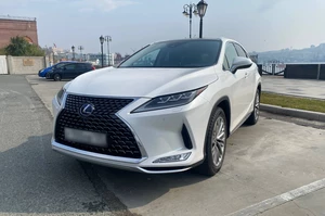 Lexus RX450h 2021 белый стоит на набережной