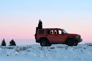 Красный автомобиль на снегу