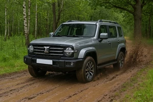 Машина Tank в лесу