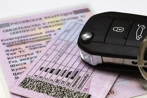 Водительские права лежат на столе, ключи от машины
