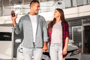 покупка автомобиля, пара купила автомобиль