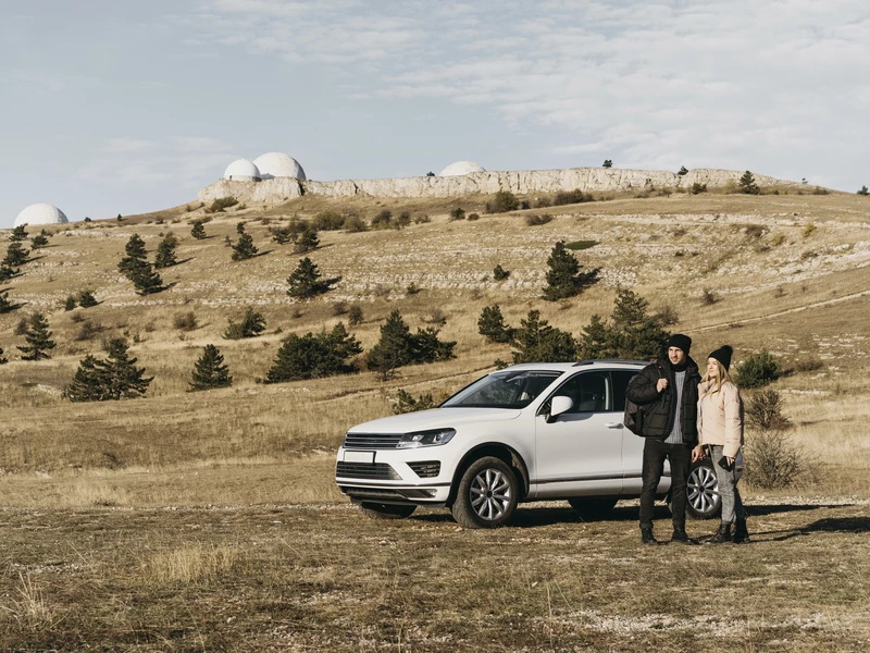 кроссовер белый холмы парень и девушка стоят рядом