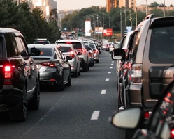 автомобили едут в пробке