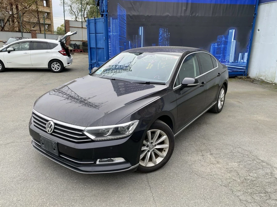 Volkswagen Passat B8 черного цвета на фоне баннера регион авто