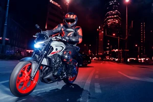 дорожный мотоцикл красный на трассе с мотоциклистом