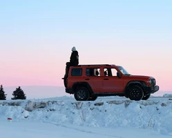 Красный автомобиль на снегу