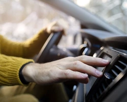 рука с желтым свитером тянется к печке авто