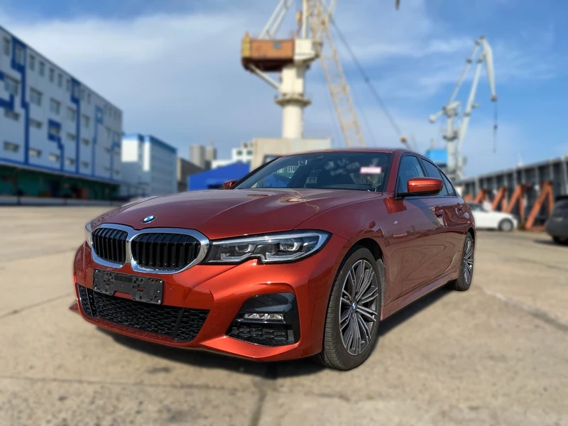 BMW 320i 2022 год оранжевая на фоне порта
