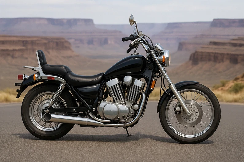 Чоппер Suzuki Intruder 1400 стоит на фоне каньона