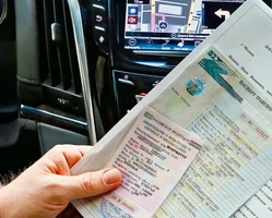документы на машину в руках