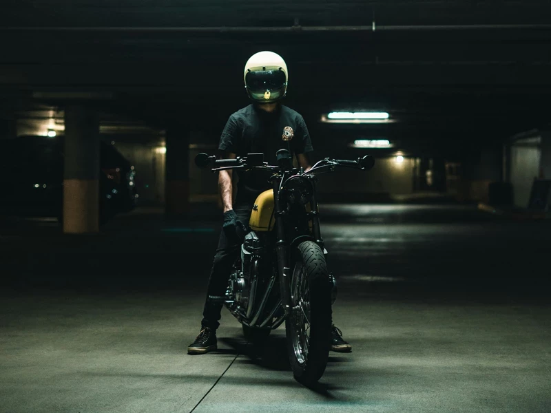мотоциклист на крытой парковке в шлеме