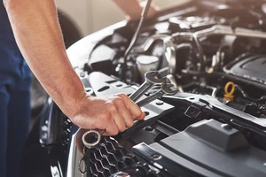 руки механика на открытом капоте, двигатель,