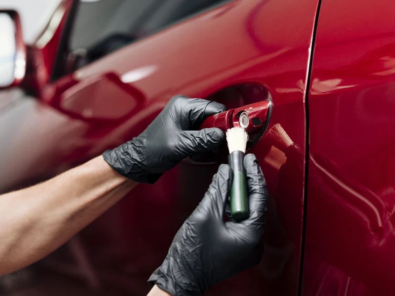 красная дверь машины