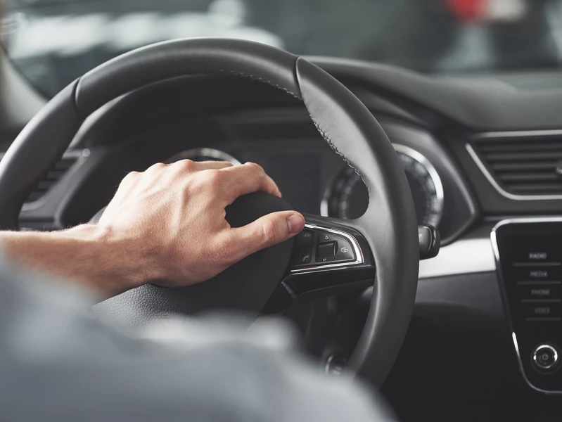 мужские руки на руле