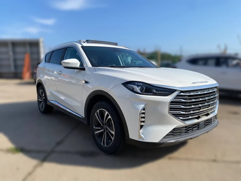 Jetour X70 Plus белого цвета стоит в порту