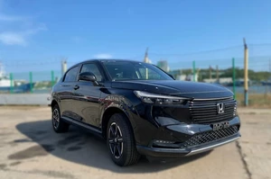 хонда везель черного цвета 2020 года на фоне моря