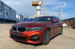 BMW 320i 2022 год оранжевая на фоне порта