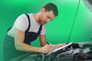 молодой парень проводит техосмотр автомобиля