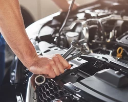 руки механика на открытом капоте, двигатель,