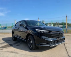 хонда везель черного цвета 2020 года на фоне моря