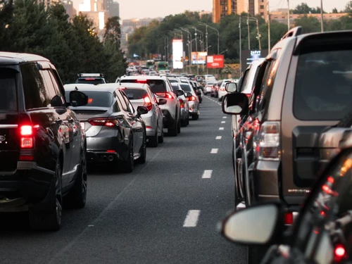 автомобили едут в пробке