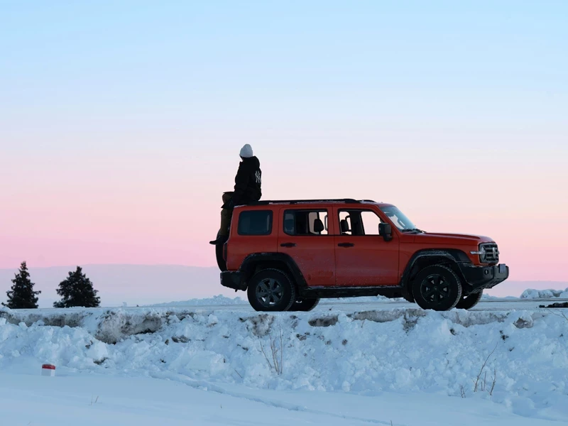 Красный автомобиль на снегу