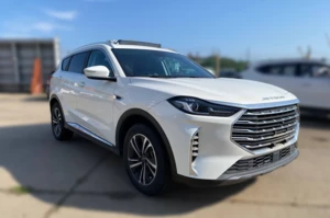 Jetour X70 Plus белого цвета стоит в порту