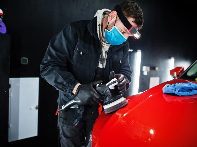 автомаляр красит красный автомобиль Car painter