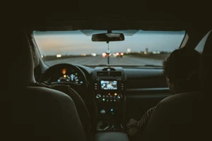 в автомобиле едут двое людей вид из салона