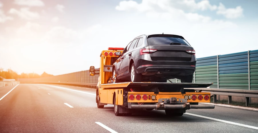 Эвакуатор увозит автомобиль