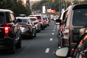 автомобили едут в пробке