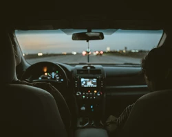 в автомобиле едут двое людей вид из салона