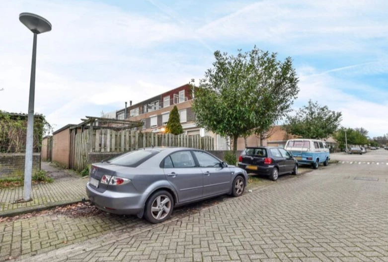 припаркованные паралельно авто возле дома