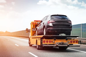 Эвакуатор увозит автомобиль