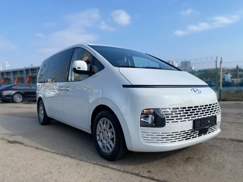 Hyundai Staria US4 2022 года 2,2 литра турбо на фоне порта