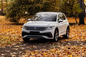 Volkswagen Tiguan белого цвета осенью