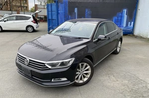 Volkswagen Passat B8 черного цвета на фоне баннера регион авто