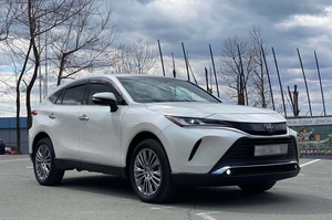 Тайота Хариер стоит на парковке