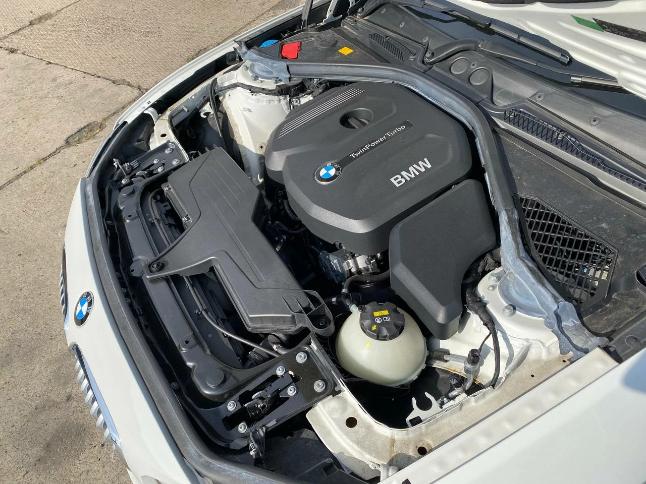 BMW 118i белая под капотом двигатель