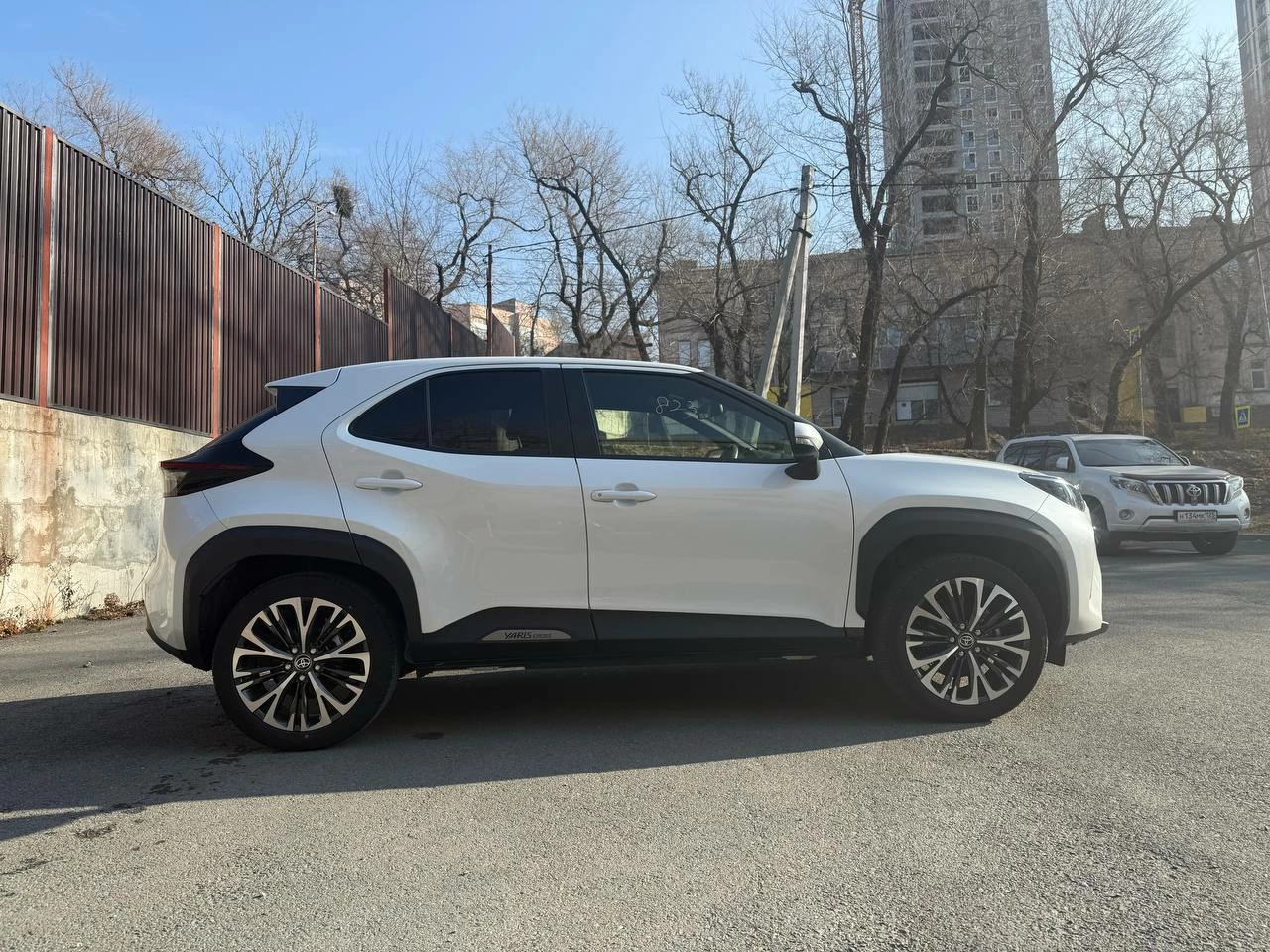 Toyota Yaris Cross 2022 кузов клиренс вид сбоку литье шины двери