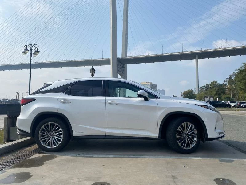  Lexus RX450h белый 2021 на фоне моста во Владивостоке